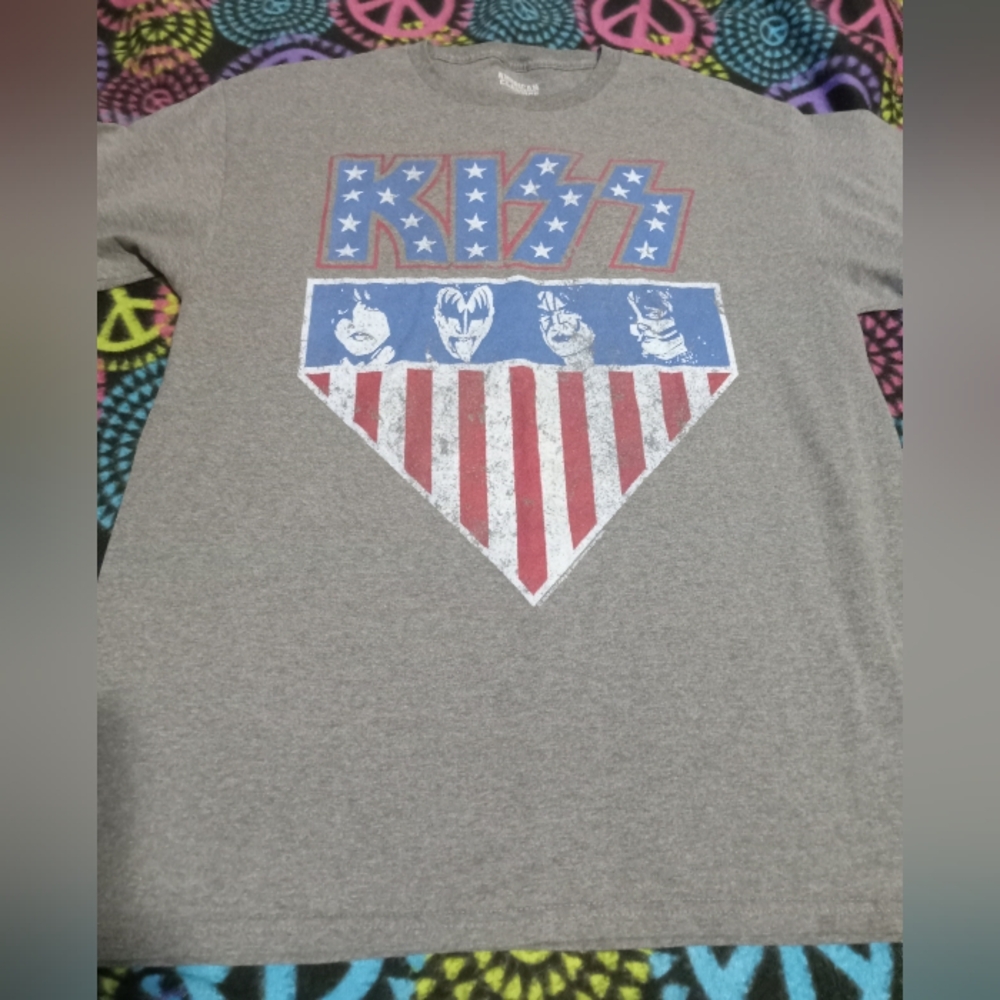 Kiss tee